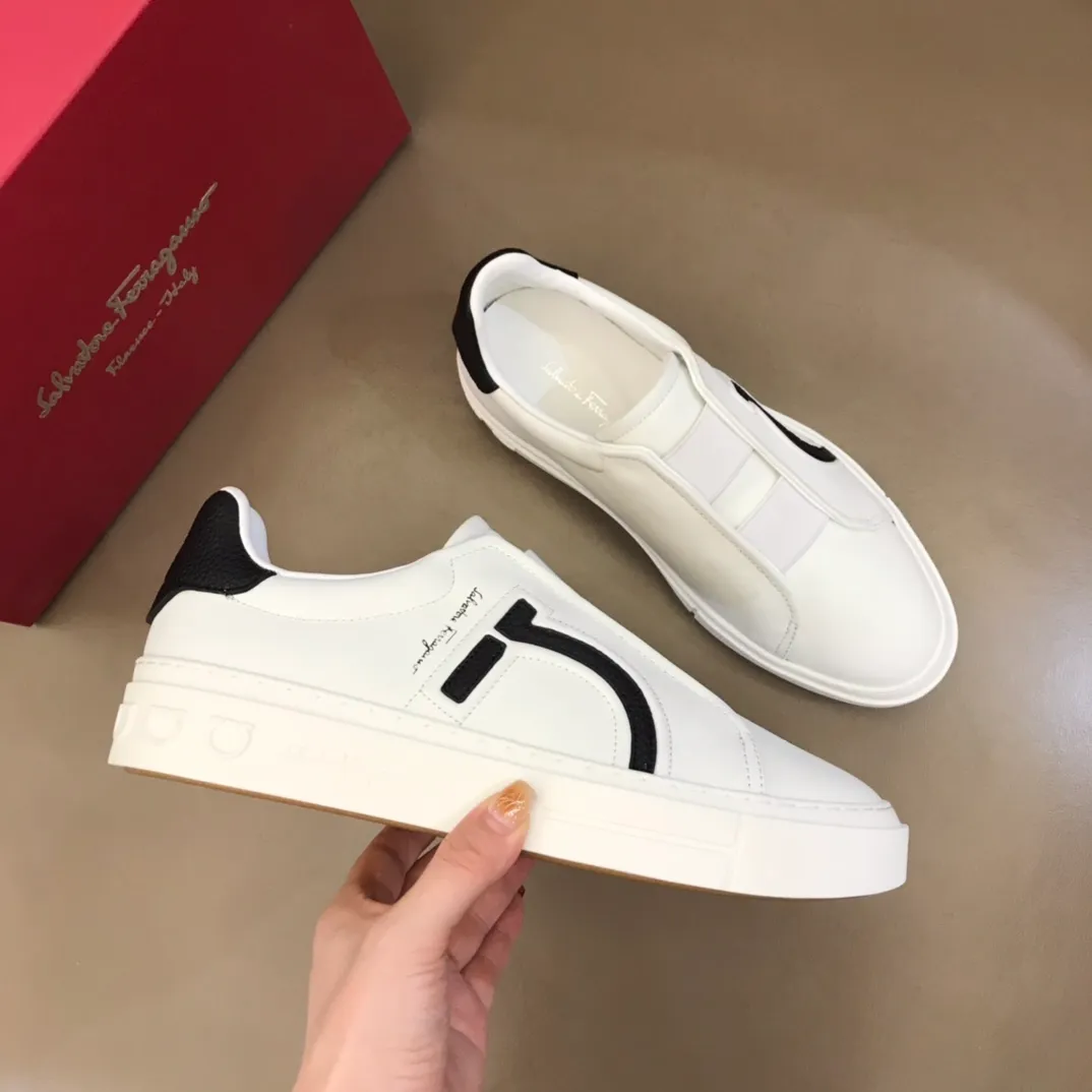 p400【Salvatore Ferraga**】New men's low-top casual shoes! Top-quality cow products, original lasts, made of imported cowhide, first-class texture, first-layer sheepskin lining! Original outsole! The details are exquisite and the style is versatile and upscale! Decorated with a three-dimensional Gancini logo, the back of the tongue and lace-up piping add a pop of color. The high-tech sole features a holographic pattern and Gancini details, making it ideal for a practical yet stylish everyday look. Code number 38-44 (45 can be customized)